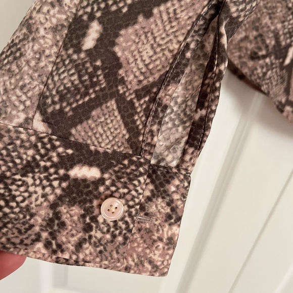 Stella and Dot Lady Boss Top snake print size small - Picture 4 of 10